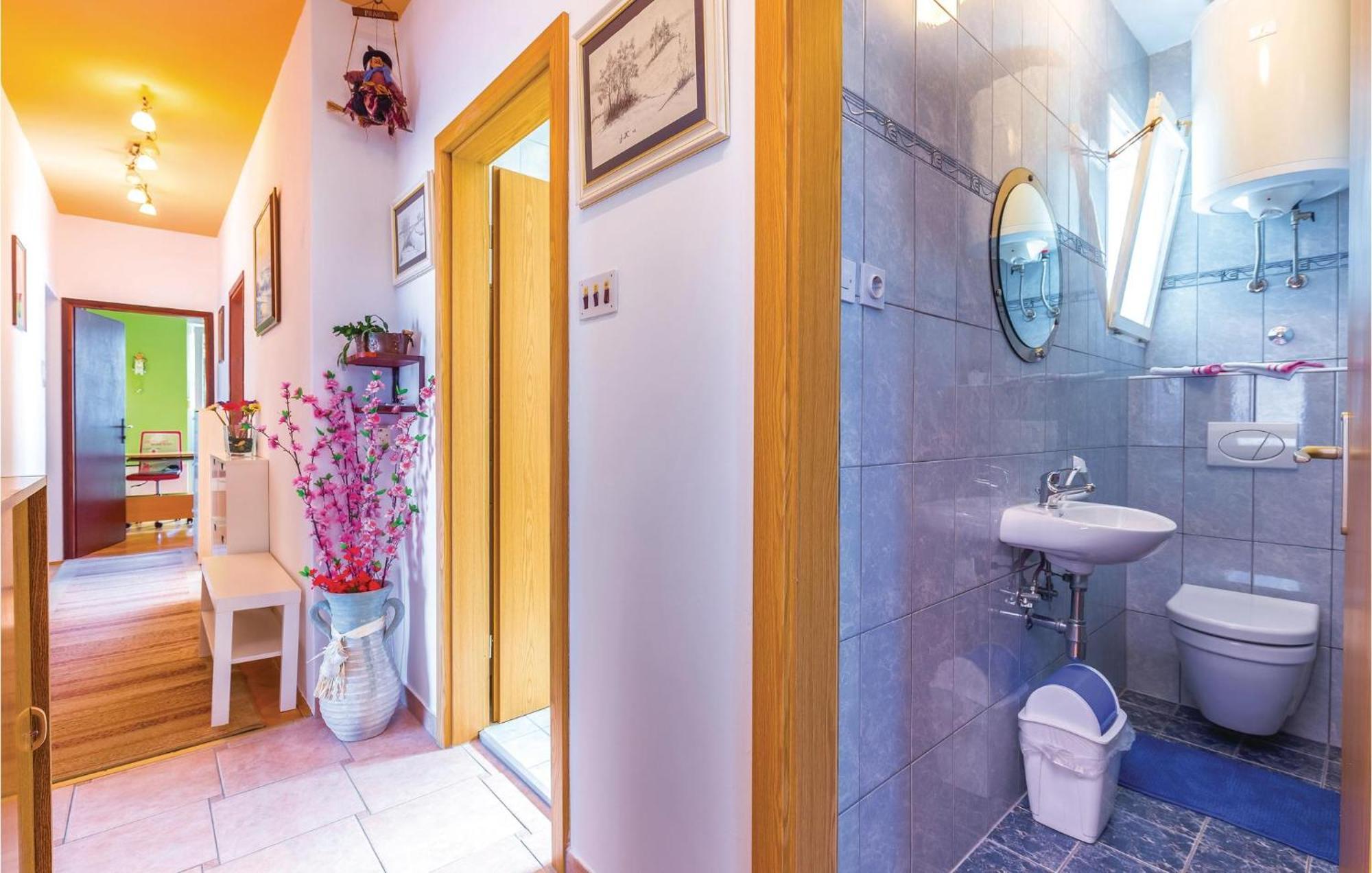 Beautiful Apartment In Crikvenica With Jacuzzi Eksteriør bilde
