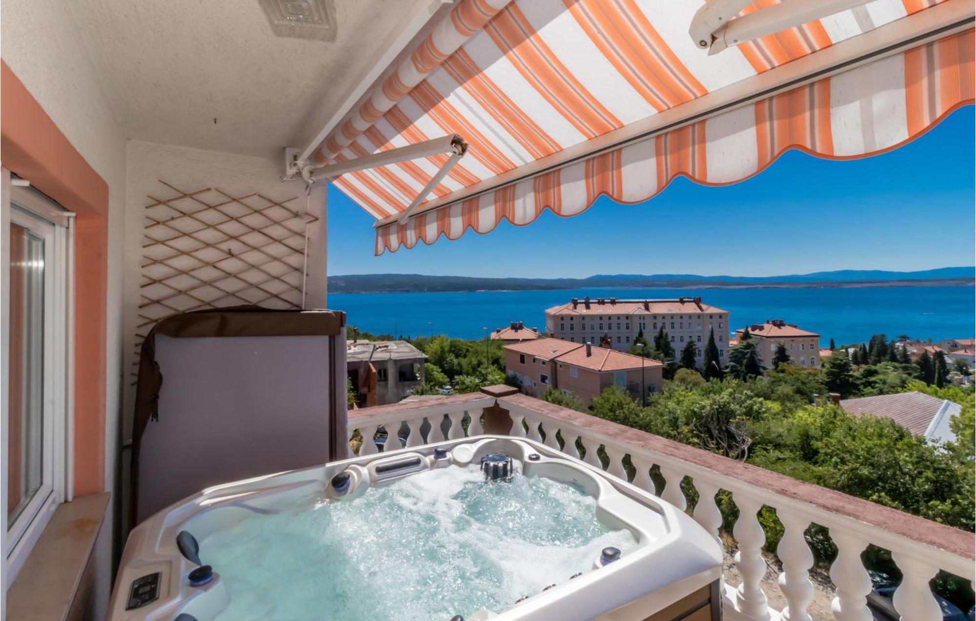 Beautiful Apartment In Crikvenica With Jacuzzi Eksteriør bilde