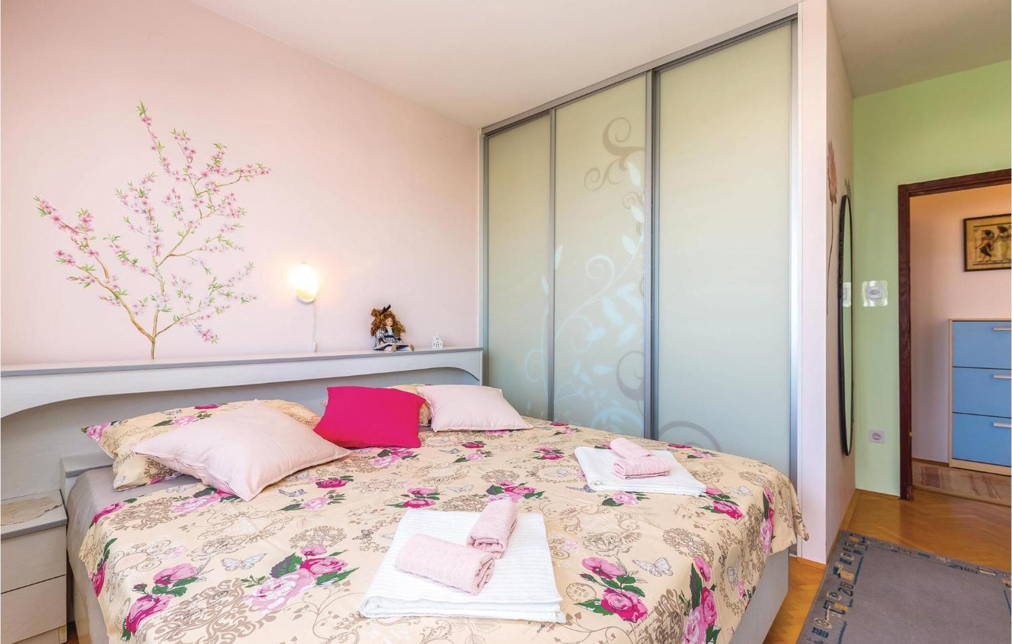 Beautiful Apartment In Crikvenica With Jacuzzi Eksteriør bilde