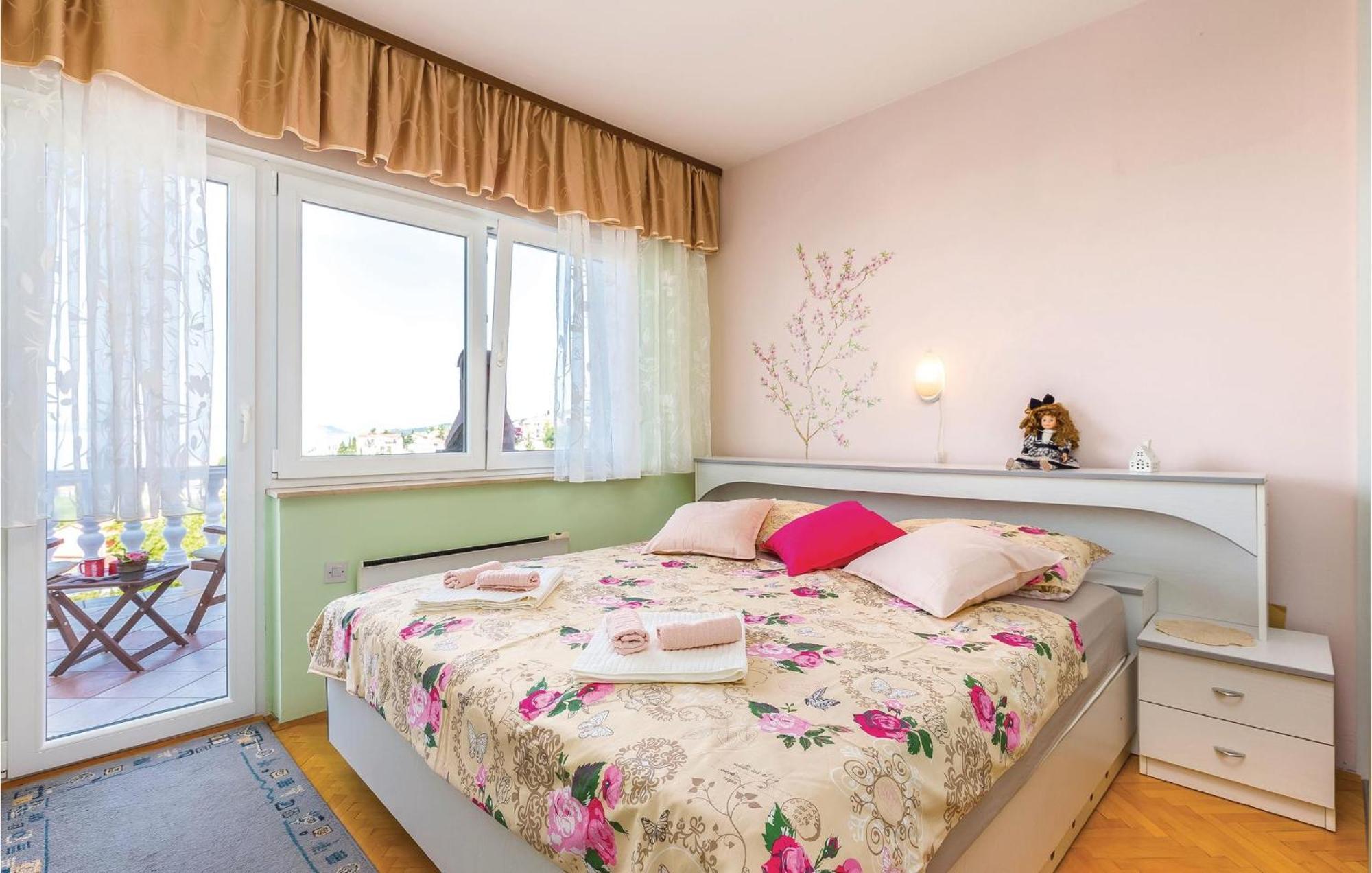 Beautiful Apartment In Crikvenica With Jacuzzi Eksteriør bilde