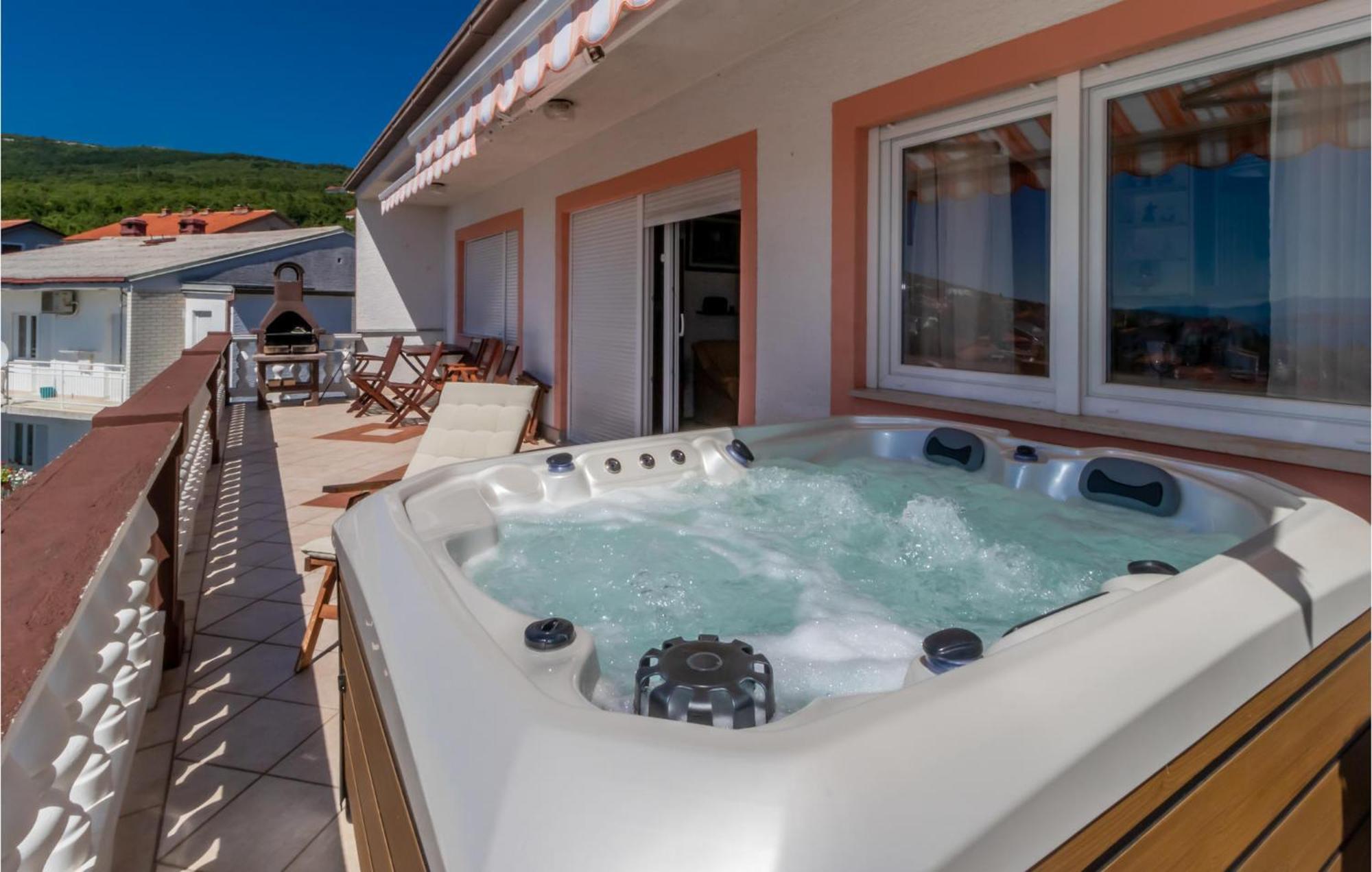 Beautiful Apartment In Crikvenica With Jacuzzi Eksteriør bilde